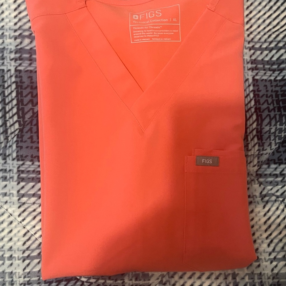 Figs Coral Scrub Top Men 3 pocket